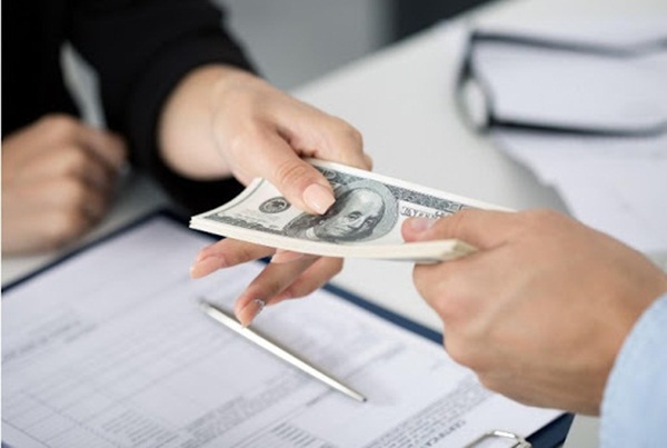 Nhờ người thân cầm về dùm là một hình thức phổ biến